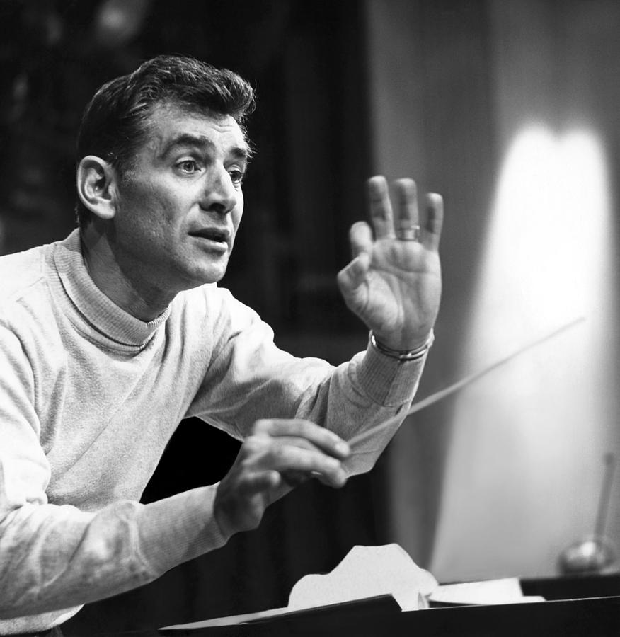 El director de orquesta y compositor estadounidense Leonard Bernstein (1918-1990).