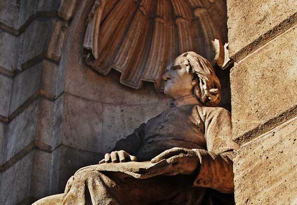 Estatua de Liszt -músico nacional húngaro- en la Ópera de Budapest [1884].
