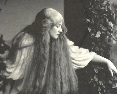 La soprano Mary Garden caracterizada como Mélisande, de la ópera de Claude Debussy.