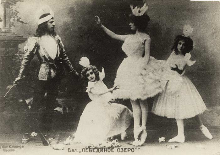 Escena de El lago de los cisnes [1877] de P. I. Chaikovsky en una producción del Teatro Bolshoi de 1901.