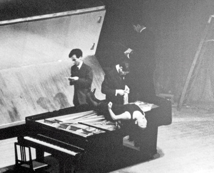 John Cage y Yoko Ono en una performance en Japón, 1962.