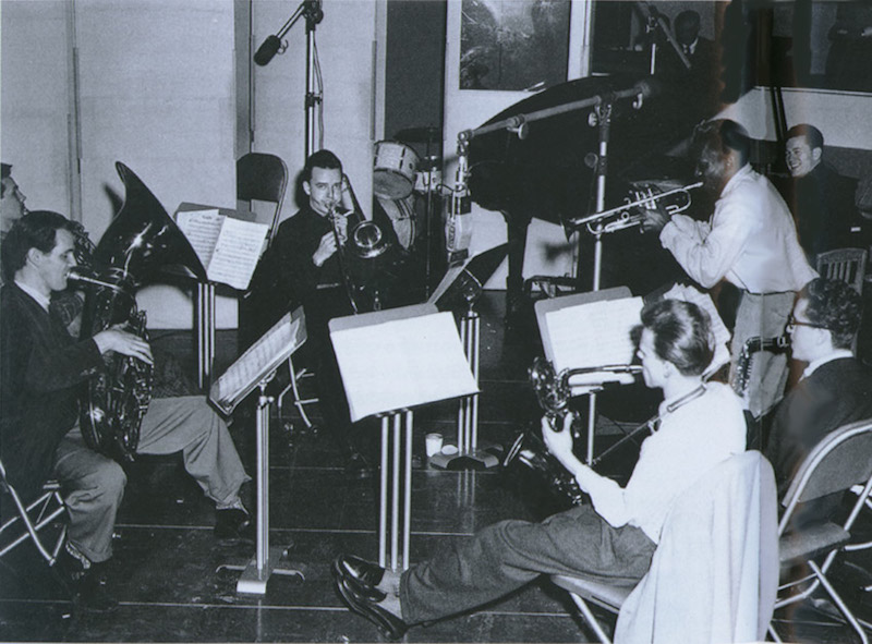 Sesión de grabación de The birth of the cool [], con Miles Davis, Lee Konitz y Gerry Mulligan, entre otros.