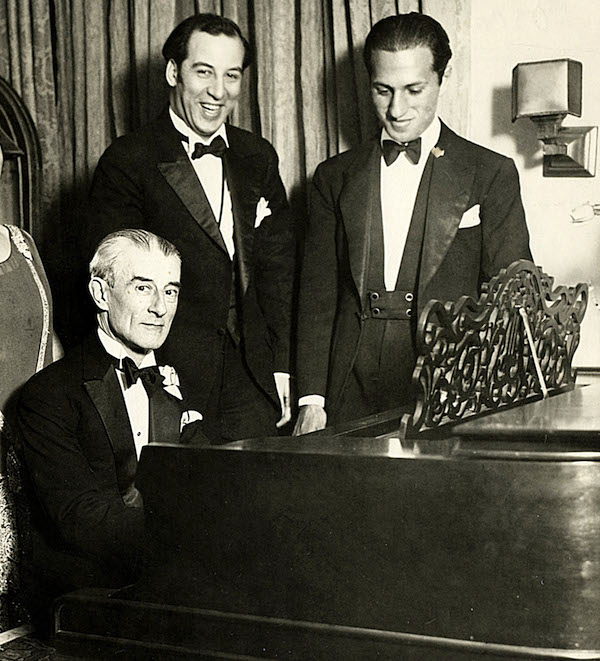 Los compositores Maurice Ravel (al piano) y George Gershwin (a la derecha).