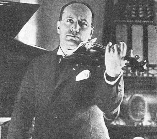 Benito Mussolini tocando el violín.