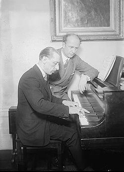 Stravinsky (al piano) con Wilhelm Furtwängler, director de la Orquesta Filarmónica de Berlín durante los años del nazismo.
