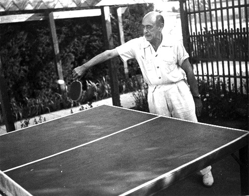 Arnold Schönberg jugando al ping pong.