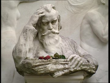 Efigie de Brahms en su tumba, en el cementerio de Viena.