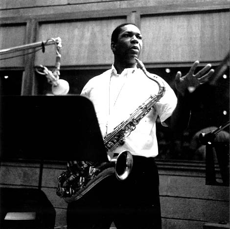 John Coltrane en un estudio de grabación.