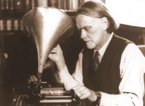 Zóltan Kodály estudiando registros fonográficos.