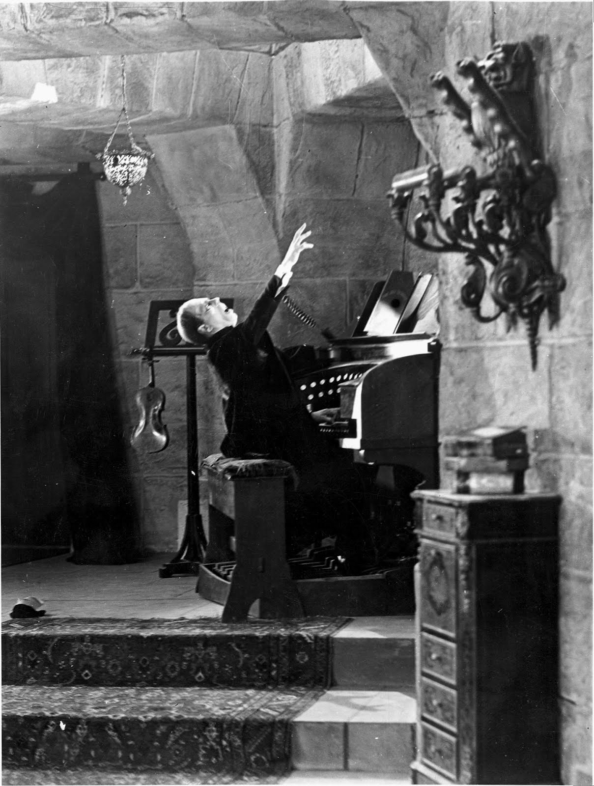 Escena de El fantasma de la ópera [1925], según la novela de Gaston Leroux [1910], responsable de una icónica asociación del órgano con la ópera.