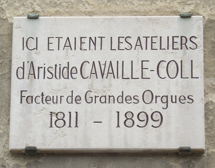 Placa parisina que conmemora la ubicación del taller de Cavaillé-Coll en la Avenue du Maine.