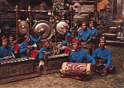 Gamelán balinés, con bombo, gongs y metalófonos.
