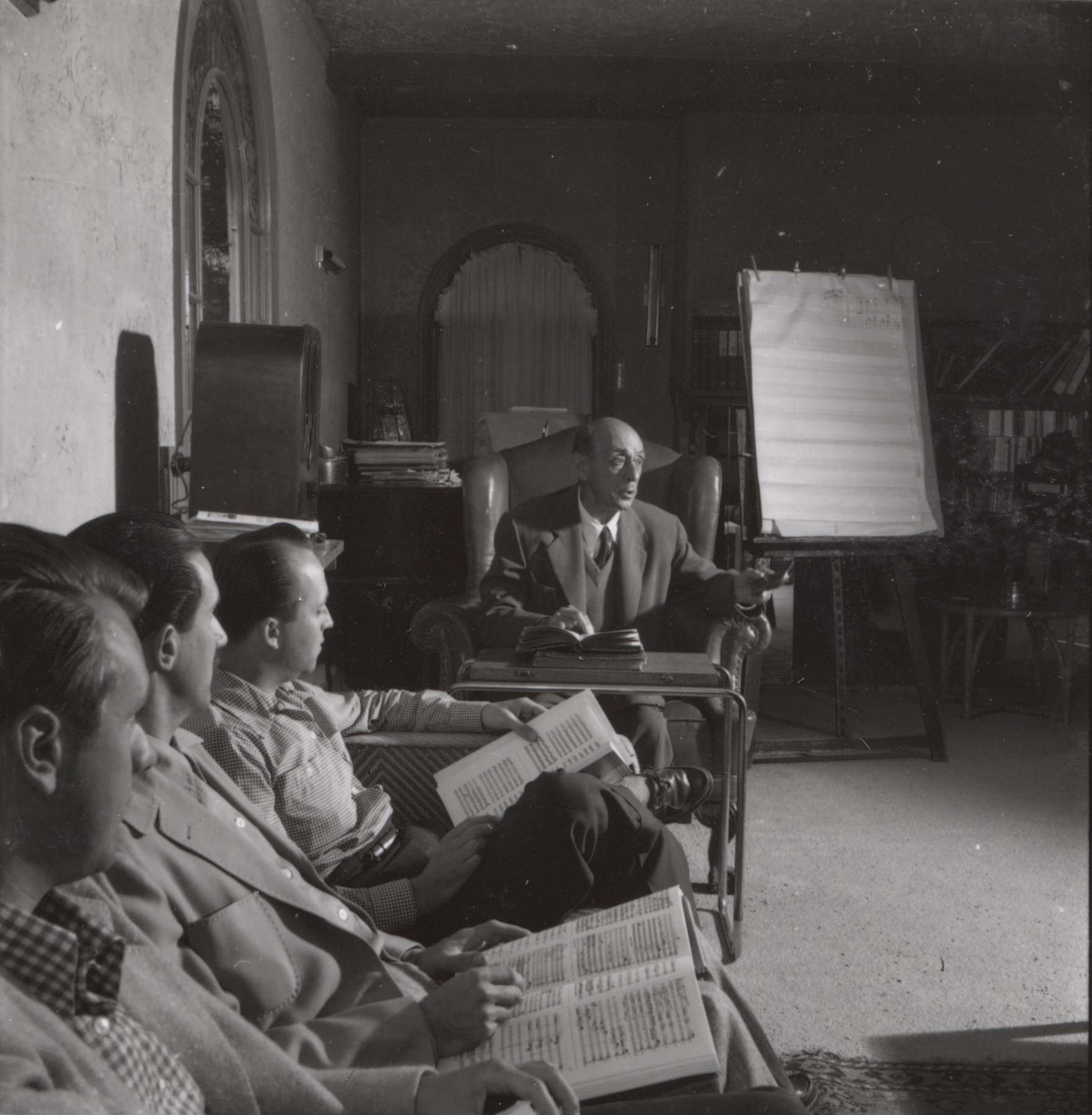 Schönberg dando clase en la Universidad de California en 1947.