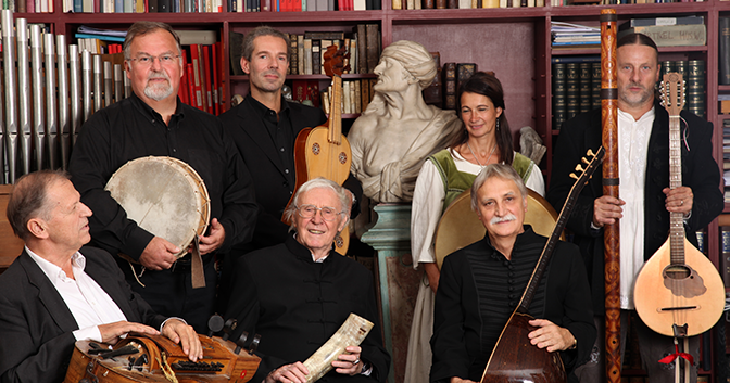 René Clemencic (sentado, en el centro) con miembros del Clemencic Consort.
